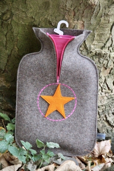 Filz-Wärmflasche in naturgrau mit orangen Stern